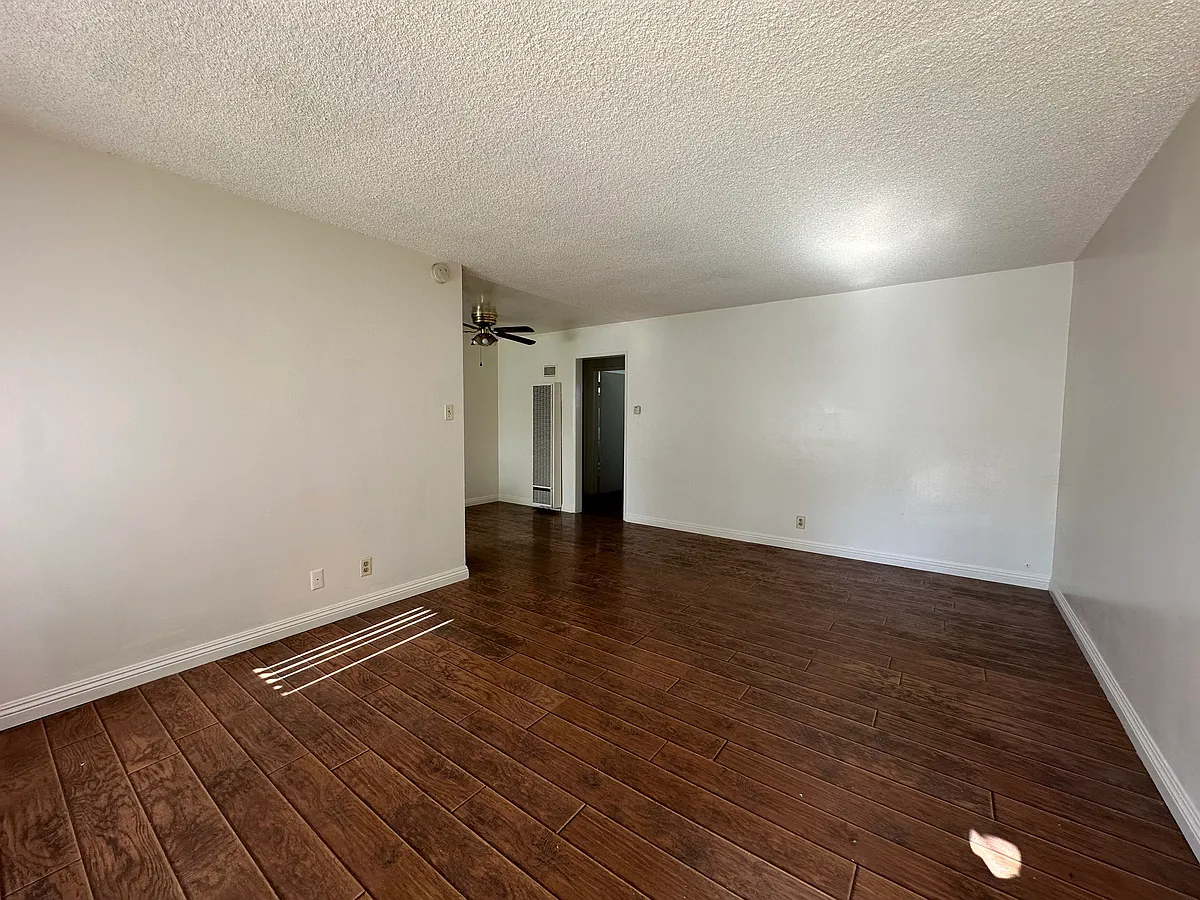 Building Photo - 4860 Canoga St #E