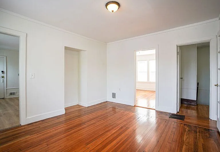 11-13 Newman St #3 — Photo 10