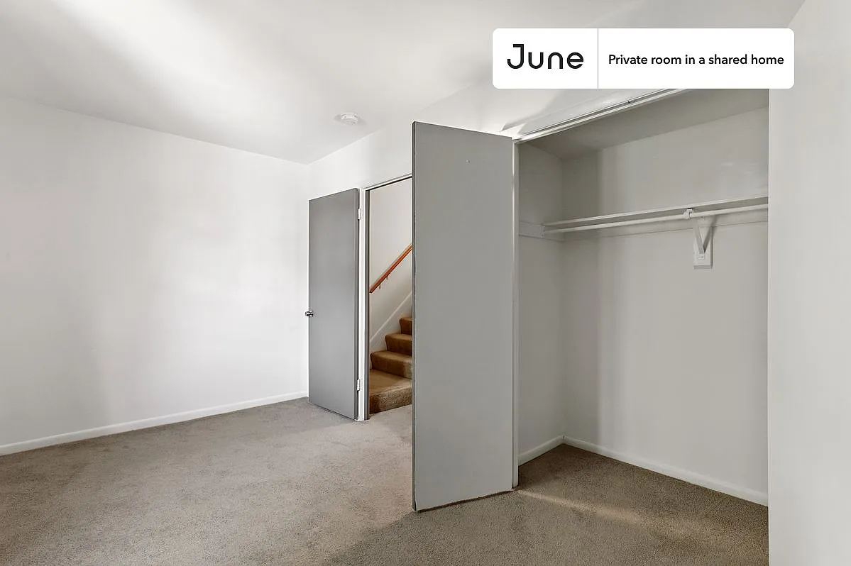 Full bedroom in 5 bed/3 bath home in Logan Circle #417 2B — Photo 2