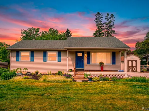 903 Jones St, Howell, MI 48843