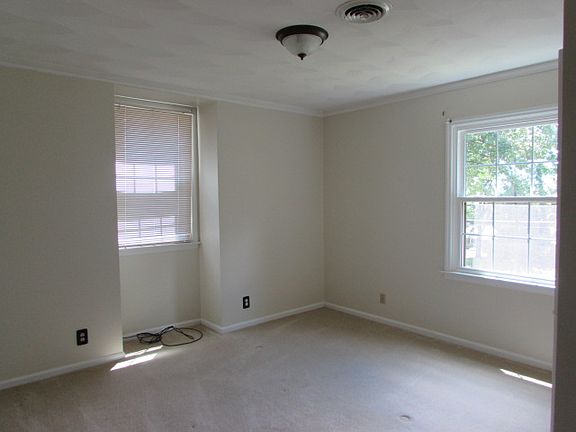3rd image of 130 Nottingham Dr