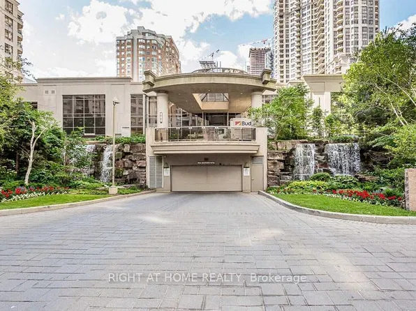 3888 Duke Of York Blvd #235, Mississauga, ON L5B 4P5
