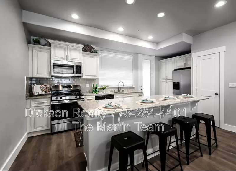 2 bed, 2.5 bath, 1185 sqft, $2,100 — Photo 2