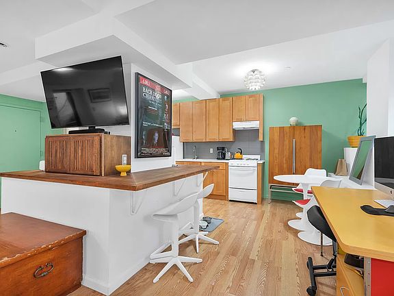 4th image of 250 W 24th St APT Gce