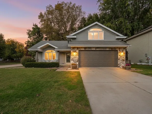 633 Autumn Wood Pkwy, Deerfield, WI 53531