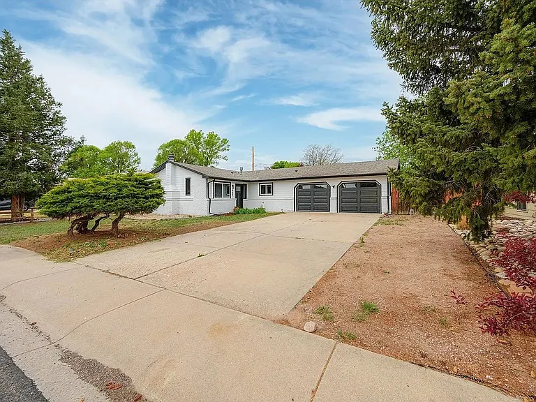 909 Willshire Dr — Photo 2