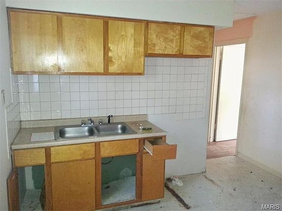 5th image of 8055 Aline Ave