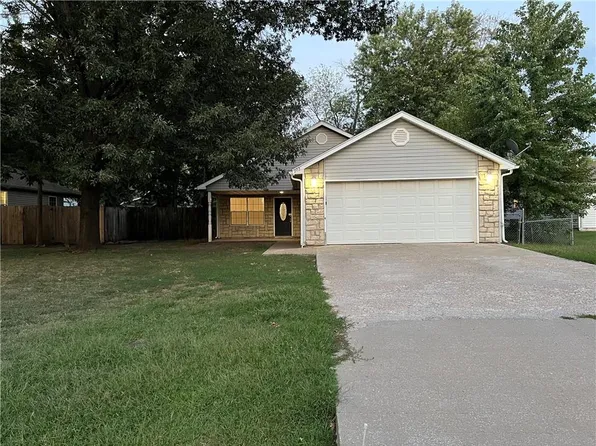 905 S Butler Ter, Harrisonville, MO 64701