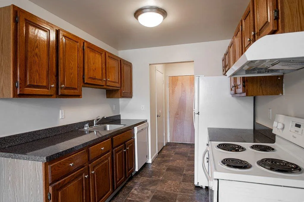 Imperial Gardens Apartment Homes — Photo 4