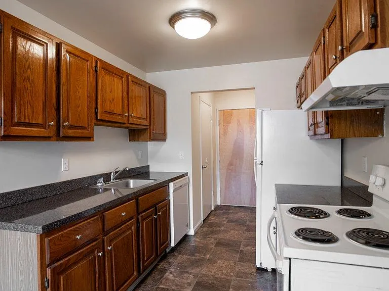 Imperial Gardens Apartment Homes — Photo 4
