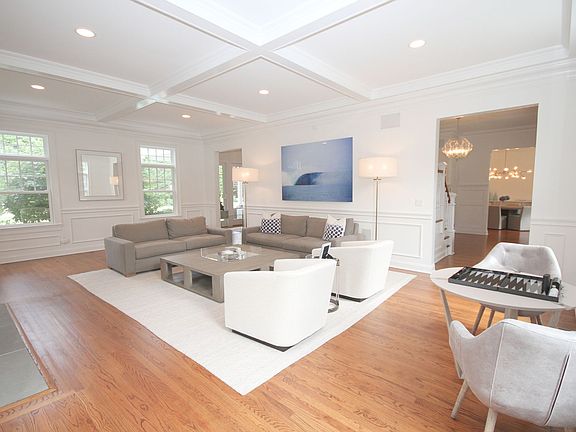 3rd image of 8 Borden Ln