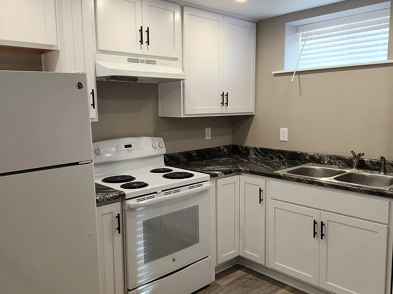 808 E 4th St #1/2 — Photo 10