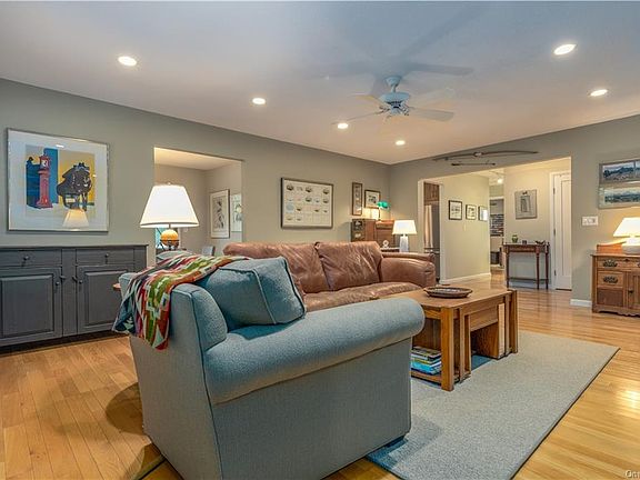 4th image of 959 Sierra Vista Ln
