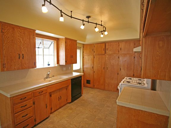 4th image of 34655 Avenue D
