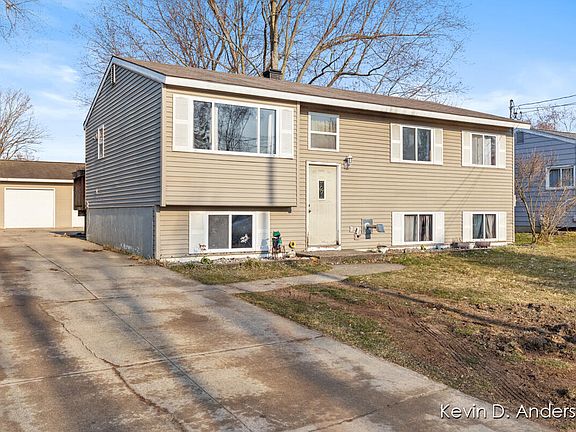 3rd image of 216 Meadowlark Ct