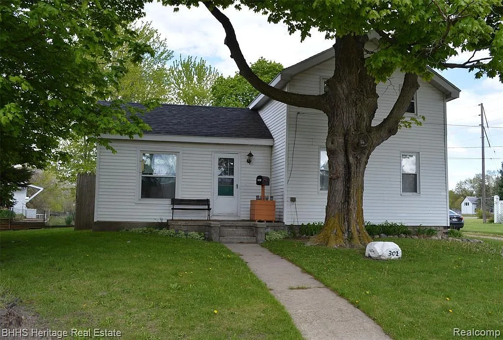 301 S Oak St photo 1