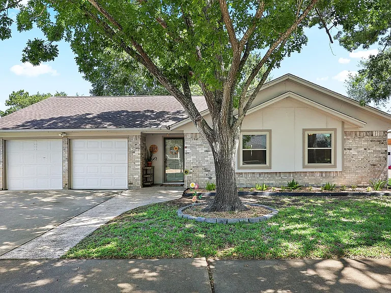 1819 Meadow Creek Dr — Photo 2