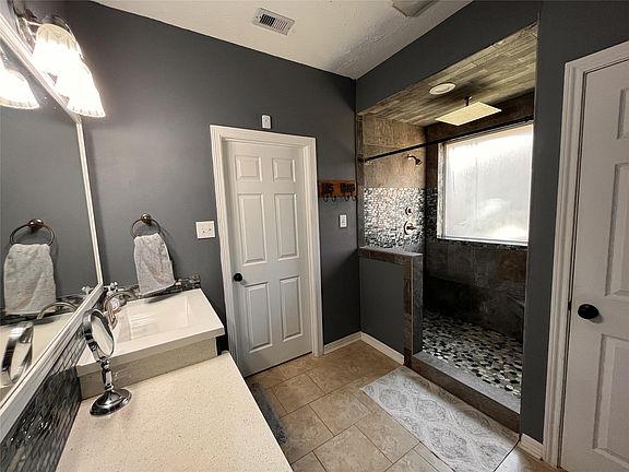 3rd image of 943 Maresca Ln