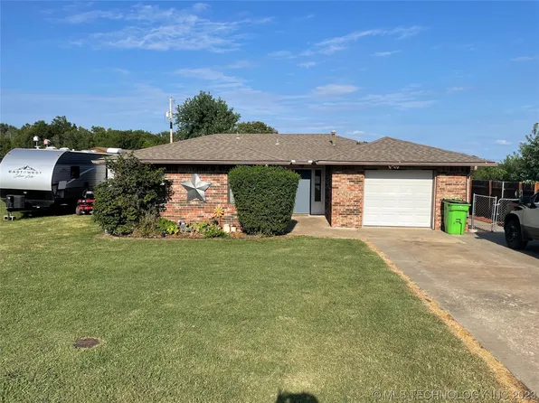 602 S 9th St, Okemah, OK 74859