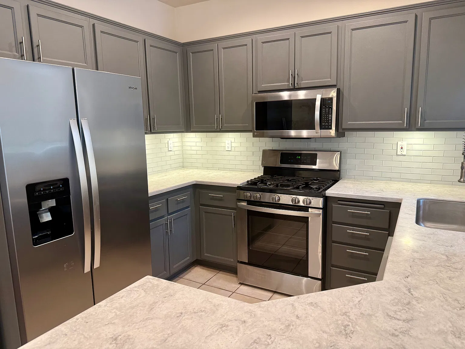 2 bed, 1042 sqft, $3,200 — Photo 2