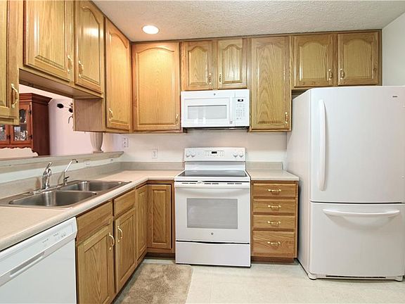 5th image of 7670 Briarstone Ln