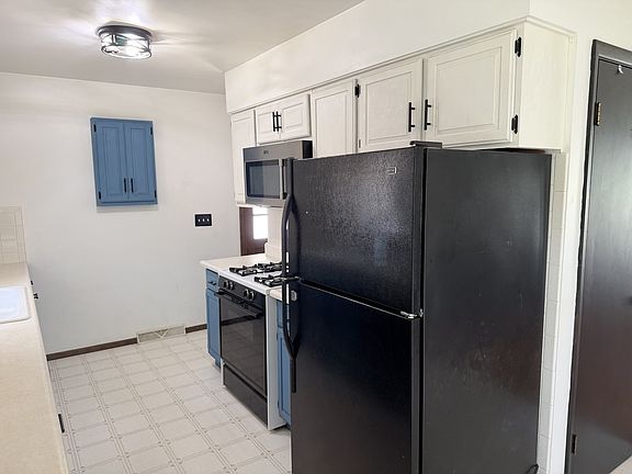 3rd image of 833 King Arthur Ln