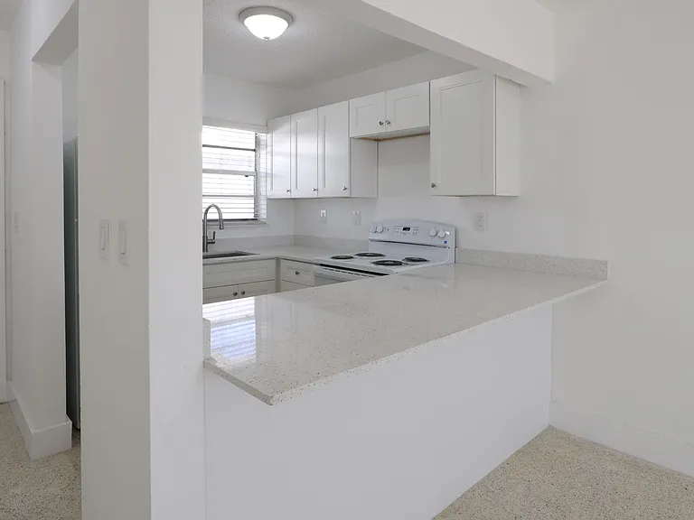 405 W 11th St #12 — Photo 10