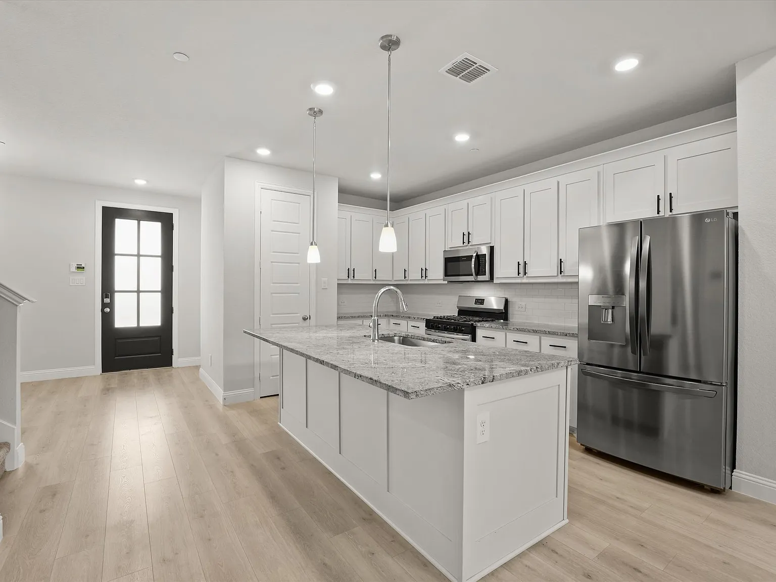 3 bed, 2.5 bath, 1799 sqft, $3,000 — Photo 4