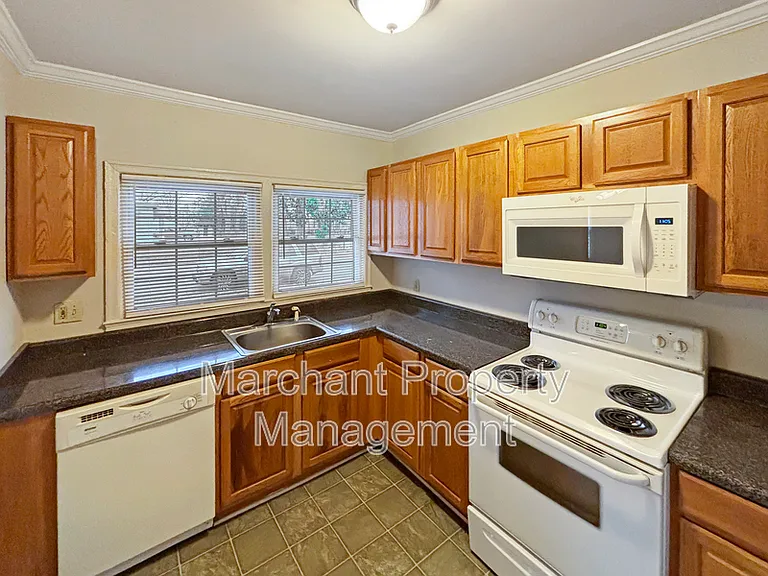 665 Ravenel St — Photo 9