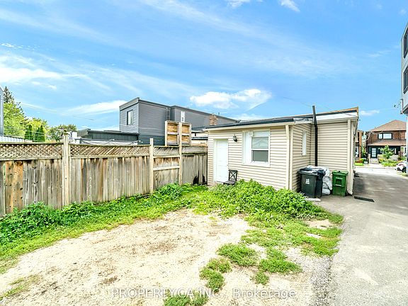 3rd image of 285 Robina Ave