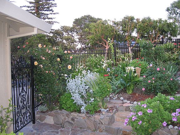 4th image of 140 Cerro Crest Dr