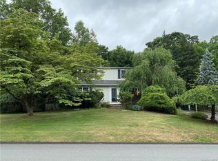 15 Lillian Dr, Chestnut Ridge, NY 10977