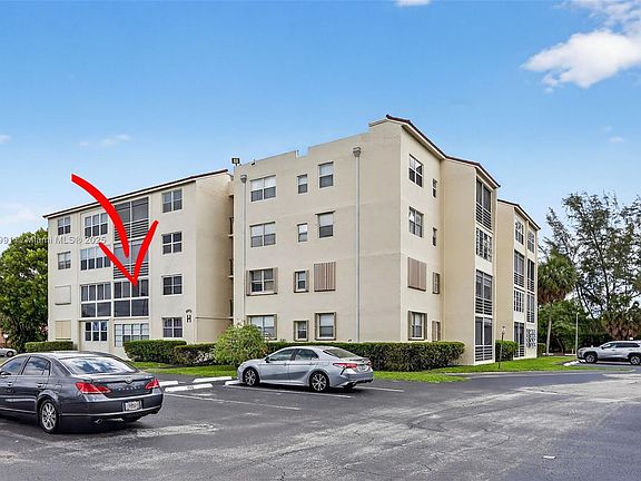 5th image of 2871 Somerset Dr APT 212