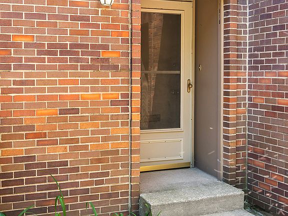 3rd image of 1916 N Larrabee St