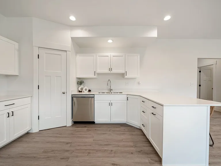 737 S Harrison Dr — Photo 4