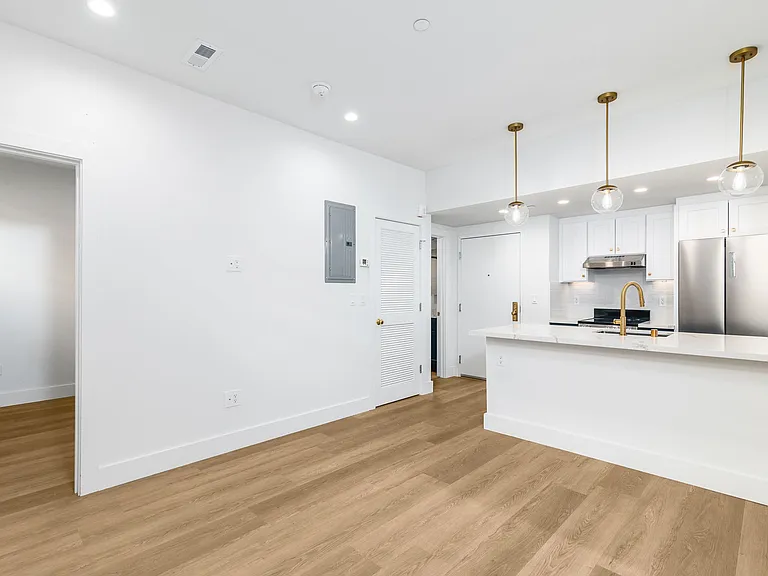 655 Powell — Photo 16