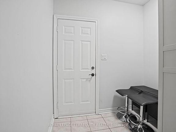 3rd image of 958 The Queensway