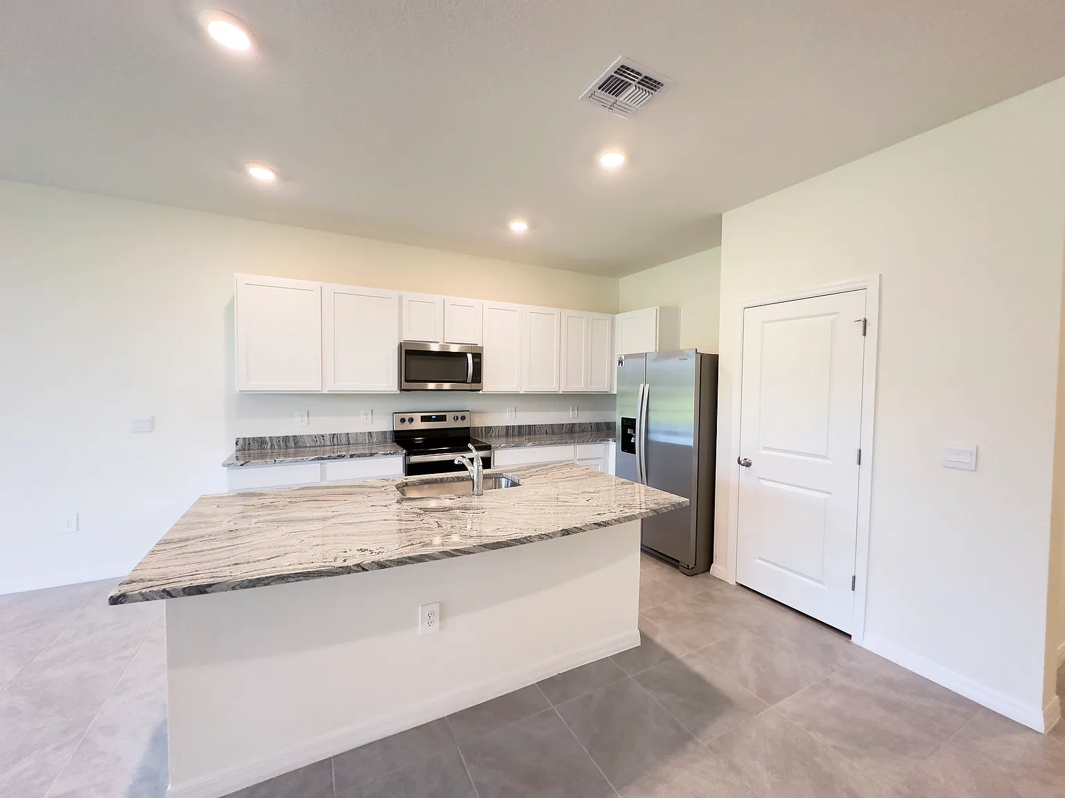 3 bed, 1673 sqft, $3,300 — Photo 3