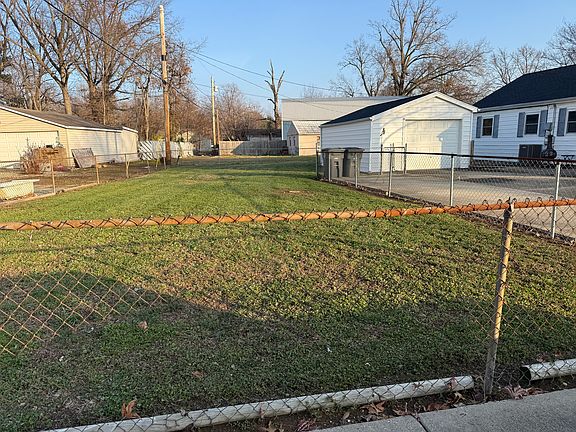 4th image of 1700 Ravenswood Dr