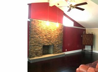 155 Pinewood Dr, Levittown, PA 19054