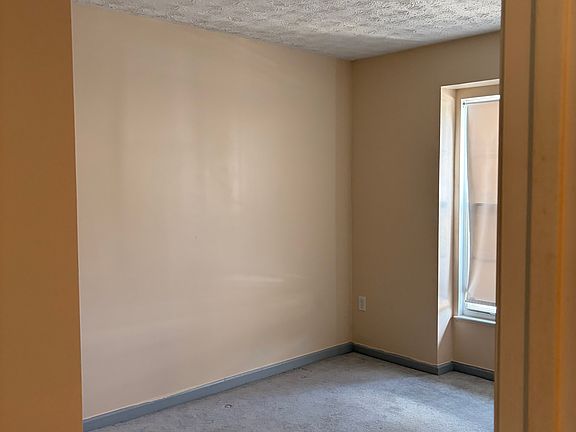 5th image of 141 Foxview Dr