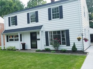 5350 Strawberry Ln, Willoughby, OH 44094