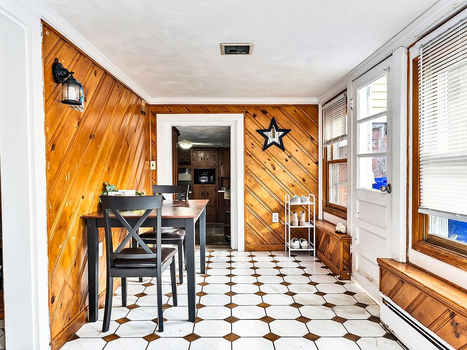 Private entrance/ sunroom