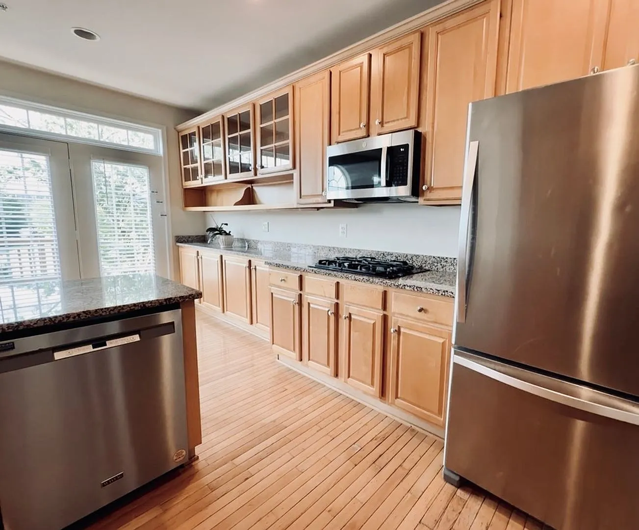 Brand new upgraded 4 Bedroom Townhouse for rent — Photo 3
