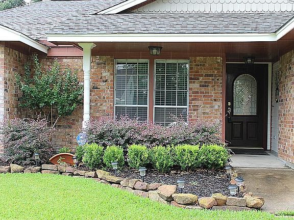 Front close up - beautiful flower beds!