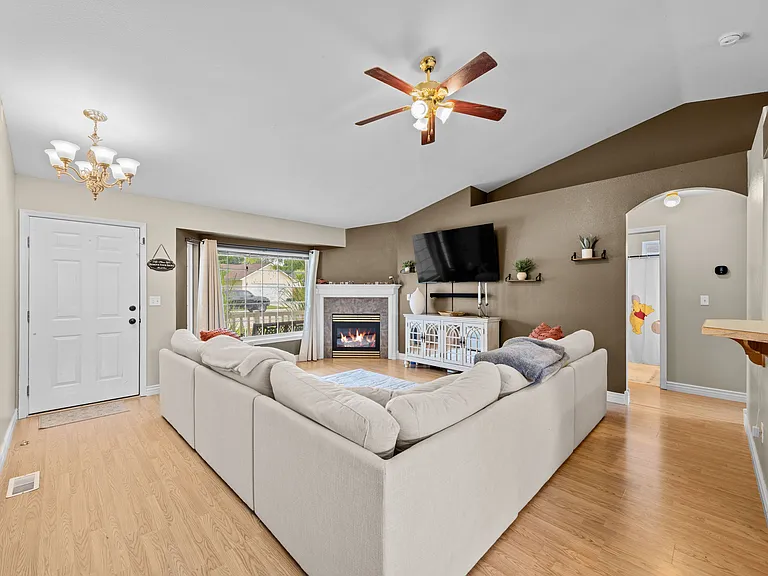 712 W White Fang St — Photo 3