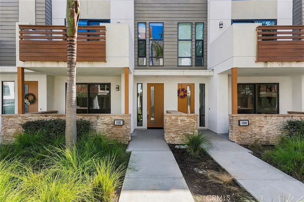 2 bed, 4.0 bath, 1972 sqft, $5,600 — Photo 2