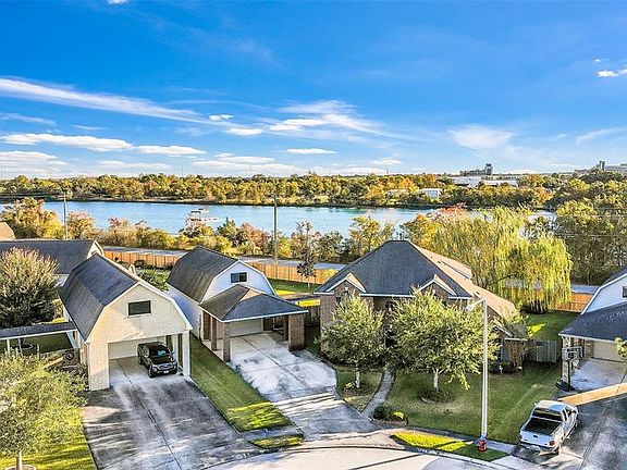 Great cul-de-sac and lots of extra parking!!