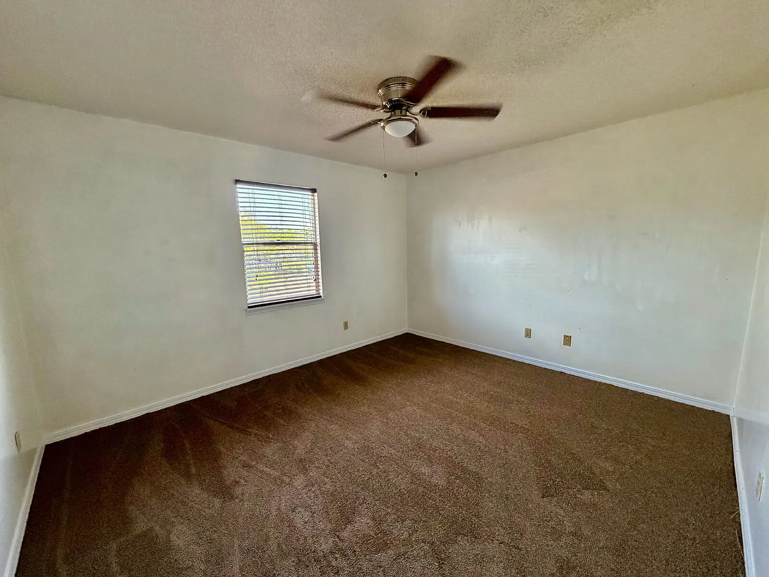 3 bed, 2.0 bath, 1633 sqft, $1,800 — Photo 3