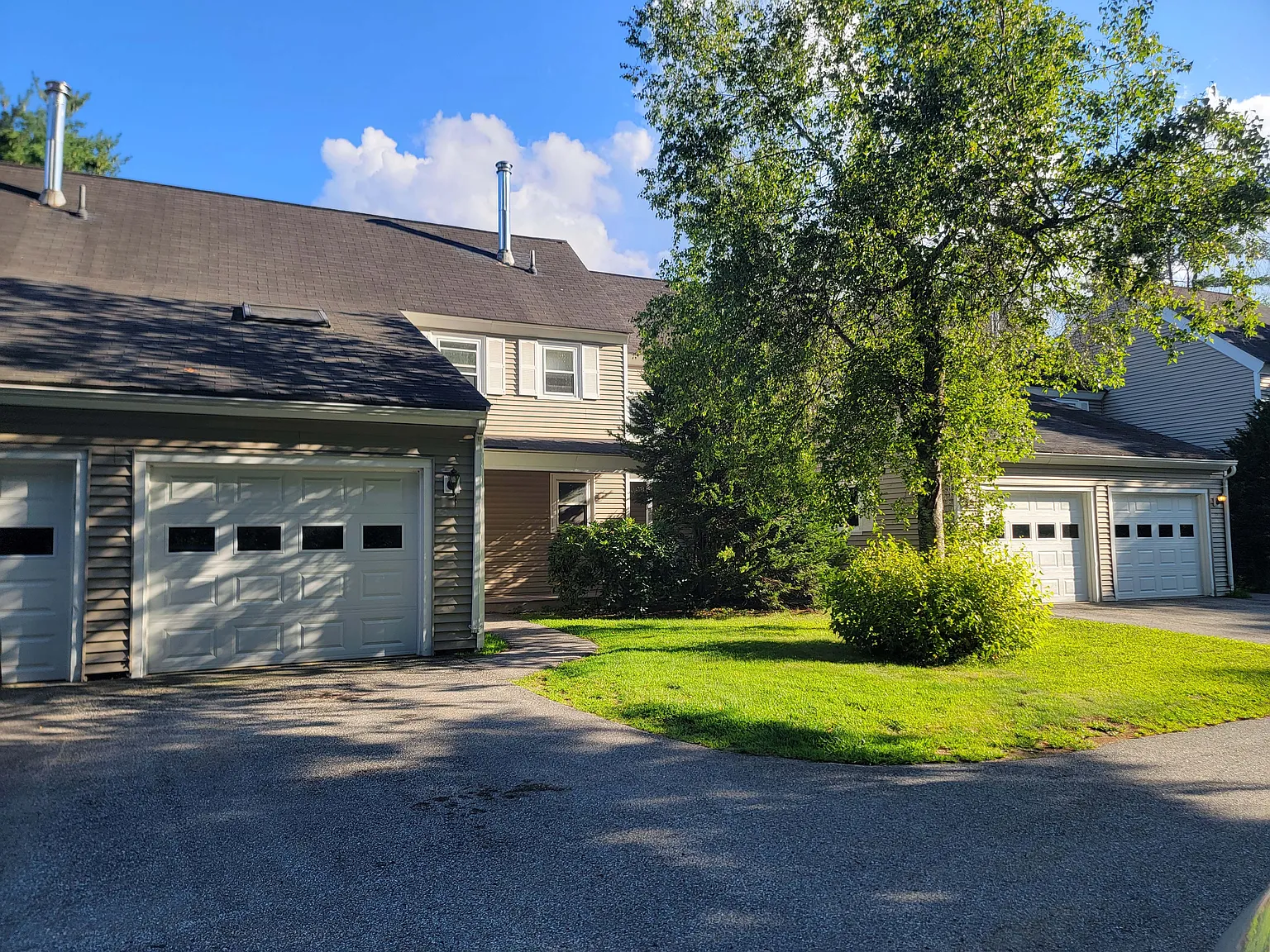 3 bed, 1.5 bath, 2000 sqft, $3,200 — Photo 2